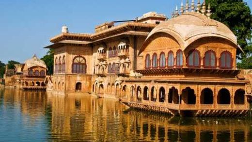 Places to Visit Near Agra within 100 kms.jpg