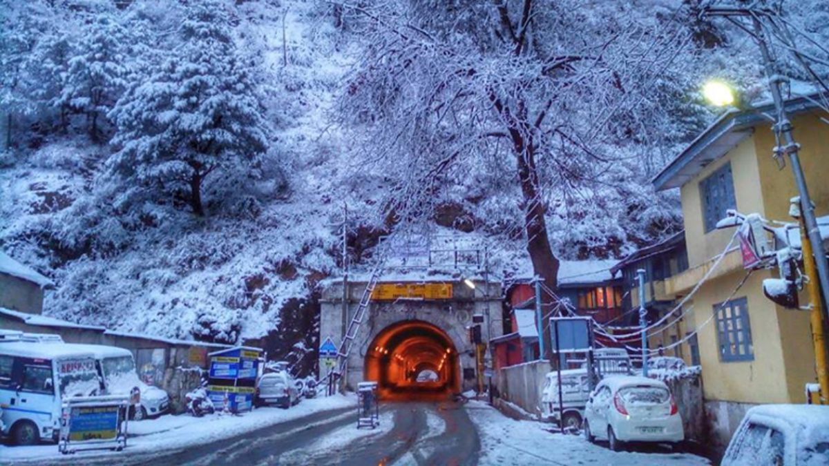 Which place is near to snow from Delhi.jpg